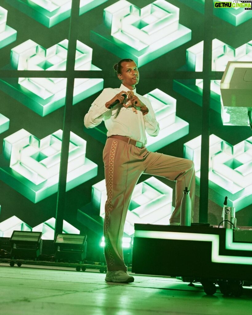 Stromae Instagram - C'est reparti pour la dernière partie de la tournée des festivals ! -- On the road agaiiin for the last part of this festival tour! Next stops: @szigetofficial , @fest_festival & @cabaretvert 📸 @lydie.bonhomme