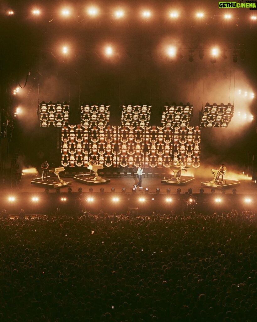 Stromae Instagram - C'est reparti pour la dernière partie de la tournée des festivals ! -- On the road agaiiin for the last part of this festival tour! Next stops: @szigetofficial , @fest_festival & @cabaretvert 📸 @lydie.bonhomme