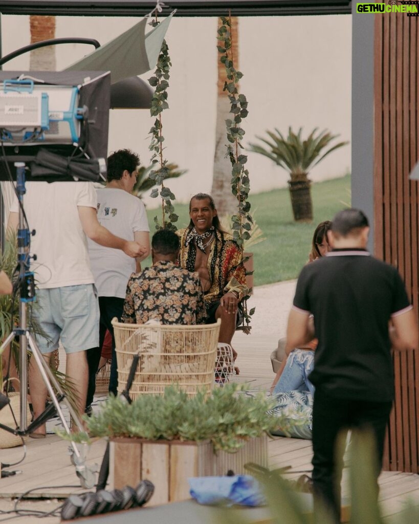 Stromae Instagram - La vérité enfin dévoilée sur mes tablettes de chocolat… Découvrez les coulisses du tournage de « Mon amour » avec @camila_cabello -- The truth finally revealed about my six-pack... Discover the backstage of the shooting of "Mon amour" with Camila Cabello 📸 @lydie.bonhomme