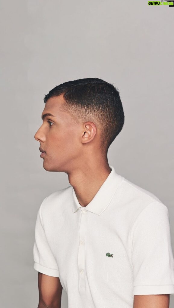 Stromae Instagram - Racine carrée a dix ans 🥳 En 2013, personne n’aurait pu prédire que cette douzaine de chansons patiemment créées par Stromae dans son grenier allait devenir le plus grand succès francophone de la décennie. Dix ans après, la fierté et la joie du travail accompli demeurent toujours intactes. Retour sur cet album de tous les records et sur cette période inoubliable passée avec vous. On vous remercie infiniment pour votre soutien, votre amour et votre fidélité ! 💖 Pssst : restez connectés aujourd’hui, on vous a préparé une petite surprise... 👀 — Racine carrée is ten years old 🥳 In 2013, no one could have predicted that this dozen songs patiently created by Stromae in his attic would become the biggest francophone success of the decade. Ten years on, the pride and joy of the accomplished work is still intact. Let’s take a look back at this record-breaking album and the unforgettable time spent with you. Thank you so much for your support, your love and your loyalty! 💖 Pssst: stay tuned today, we’ve got a little surprise for you... 👀 📹 : @aurelmerlhes & @newkidproduction