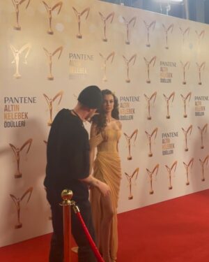 Su Burcu Yazgı Coşkun Instagram - Geceden 2 ödülle ayrılmak çok büyük bir mutluluk..🤍
Yıldızımın parlamasına yardımcı olan herkese çok teşekkür ederim.. ⭐️💫

@panteneturkiye @ondertiryaki @dorukkakiz @yagizyoldas @zuleyhakuru @jabotter @tophills