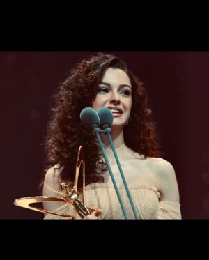 Su Burcu Yazgı Coşkun Instagram - Geceden 2 ödülle ayrılmak çok büyük bir mutluluk..🤍
Yıldızımın parlamasına yardımcı olan herkese çok teşekkür ederim.. ⭐️💫

@panteneturkiye @ondertiryaki @dorukkakiz @yagizyoldas @zuleyhakuru @jabotter @tophills