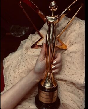 Su Burcu Yazgı Coşkun Instagram - Geceden 2 ödülle ayrılmak çok büyük bir mutluluk..🤍
Yıldızımın parlamasına yardımcı olan herkese çok teşekkür ederim.. ⭐️💫

@panteneturkiye @ondertiryaki @dorukkakiz @yagizyoldas @zuleyhakuru @jabotter @tophills