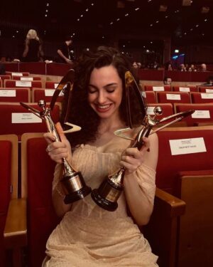 Su Burcu Yazgı Coşkun Instagram - Geceden 2 ödülle ayrılmak çok büyük bir mutluluk..🤍
Yıldızımın parlamasına yardımcı olan herkese çok teşekkür ederim.. ⭐️💫

@panteneturkiye @ondertiryaki @dorukkakiz @yagizyoldas @zuleyhakuru @jabotter @tophills