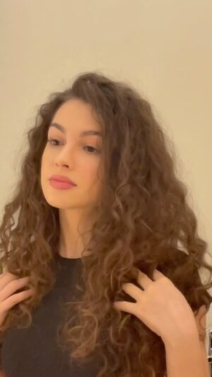 Su Burcu Yazgı Coşkun Instagram - Bazen içimden değişiklik yapmak geliyor. Bugün de uzun süredir kullandığım Philips'in 7000 serisi saç düzleştiricisi ile istediğim değişikliği kolayca yaptım. 🤍Argan yağı katkılı plakaları sayesinde çok kısa sürede saçlarımı şekillendirip evden çıkabildim!! @philipsturkiye #işbirliği