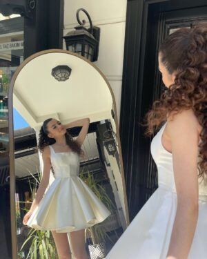 Su Burcu Yazgı Coşkun Instagram - Beni prenses gibi yapan 
Styling: @busraissik 
Tasarimci: @firatkaplanofficiall
Saç: @kaansayar1 
Makeup: @thebsla
Ayakkabı: @shoebellas
Takı: @eeshajewelleryofficial ' a teşekkür ederim🤍🦢☁️⭐️