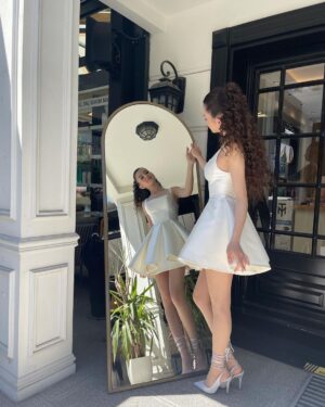 Su Burcu Yazgı Coşkun Instagram - Beni prenses gibi yapan 
Styling: @busraissik 
Tasarimci: @firatkaplanofficiall
Saç: @kaansayar1 
Makeup: @thebsla
Ayakkabı: @shoebellas
Takı: @eeshajewelleryofficial ' a teşekkür ederim🤍🦢☁️⭐️