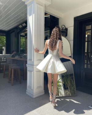 Su Burcu Yazgı Coşkun Instagram - Beni prenses gibi yapan 
Styling: @busraissik 
Tasarimci: @firatkaplanofficiall
Saç: @kaansayar1 
Makeup: @thebsla
Ayakkabı: @shoebellas
Takı: @eeshajewelleryofficial ' a teşekkür ederim🤍🦢☁️⭐️