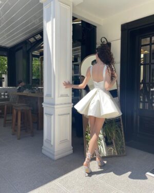 Su Burcu Yazgı Coşkun Instagram - Beni prenses gibi yapan 
Styling: @busraissik 
Tasarimci: @firatkaplanofficiall
Saç: @kaansayar1 
Makeup: @thebsla
Ayakkabı: @shoebellas
Takı: @eeshajewelleryofficial ' a teşekkür ederim🤍🦢☁️⭐️