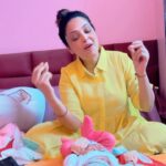 Sugandha Mishra Instagram - Phone ki ringtone bhi nursery rhymes jaisi lagti hai🤪🤣 . . #newmom #baby #omg #lol #trendingreels #funny #funnyvideos #sugandhamishra #babygirl #momlife Mumbai, Maharashtra
