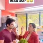 Sugandha Mishra Instagram - Kahani Humare Ghar ki … 😂😂😂 #lol #couplegoals #powercouple #sugandhamishra #sanketbhosle #sanketbhosale #drsanketbhosale #husbandwife #jokes