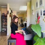 Sugandha Mishra Instagram - 🎶My Soul connection 🎵 . #happygurupurnima #music #soul #piano #love #sugandhamishra #home #usa🇺🇸 California, USA