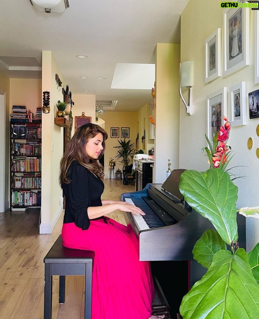 Sugandha Mishra Instagram - 🎶My Soul connection 🎵 . #happygurupurnima #music #soul #piano #love #sugandhamishra #home #usa🇺🇸 California, USA