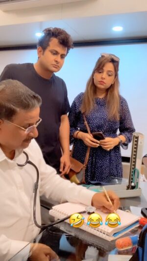Sugandha Mishra Instagram - Pati Ka Treatment 🤔🤣 #doctor #treatment #lol #omg #reelsinstagram #trendingreels #husbandandwife