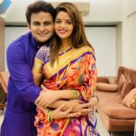 Sugandha Mishra Instagram - Diwali ke din Pati ke Haanthon se Saari Theek karwane ka apna hi maza hai 🤪#swipeleft 𝐇𝐀𝐏𝐏𝐘 𝐃𝐈𝐖𝐀𝐋𝐈 🪔❤️💥 . . #family #familytime #festive #vibes #love #life #blessed #happydiwali #couplegoals #powercouple #paithanisaree #saree #indian #sareelook #suket #shareyourlight Mumbai, Maharashtra