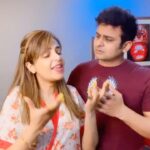 Sugandha Mishra Instagram - Sabse bada Gadha kaun ?? 😂😂😂 #couplereels #couplegoals #married #powercouple #suket #lol #fun #sanketbhosale #sugandhamishra #drsanketbhosale