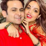 Sugandha Mishra Instagram - Happy Karwachauth Pati Dev ❤️😘 . . #swipeleft #karwachauth #karwachauthlook #saree #red #love #powercouple #couplegoals