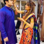 Sugandha Mishra Instagram - Diwali ke din Pati ke Haanthon se Saari Theek karwane ka apna hi maza hai 🤪#swipeleft 𝐇𝐀𝐏𝐏𝐘 𝐃𝐈𝐖𝐀𝐋𝐈 🪔❤️💥 . . #family #familytime #festive #vibes #love #life #blessed #happydiwali #couplegoals #powercouple #paithanisaree #saree #indian #sareelook #suket #shareyourlight Mumbai, Maharashtra