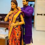 Sugandha Mishra Instagram - Diwali ke din Pati ke Haanthon se Saari Theek karwane ka apna hi maza hai 🤪#swipeleft 𝐇𝐀𝐏𝐏𝐘 𝐃𝐈𝐖𝐀𝐋𝐈 🪔❤️💥 . . #family #familytime #festive #vibes #love #life #blessed #happydiwali #couplegoals #powercouple #paithanisaree #saree #indian #sareelook #suket #shareyourlight Mumbai, Maharashtra
