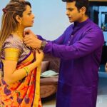 Sugandha Mishra Instagram - Diwali ke din Pati ke Haanthon se Saari Theek karwane ka apna hi maza hai 🤪#swipeleft 𝐇𝐀𝐏𝐏𝐘 𝐃𝐈𝐖𝐀𝐋𝐈 🪔❤️💥 . . #family #familytime #festive #vibes #love #life #blessed #happydiwali #couplegoals #powercouple #paithanisaree #saree #indian #sareelook #suket #shareyourlight Mumbai, Maharashtra