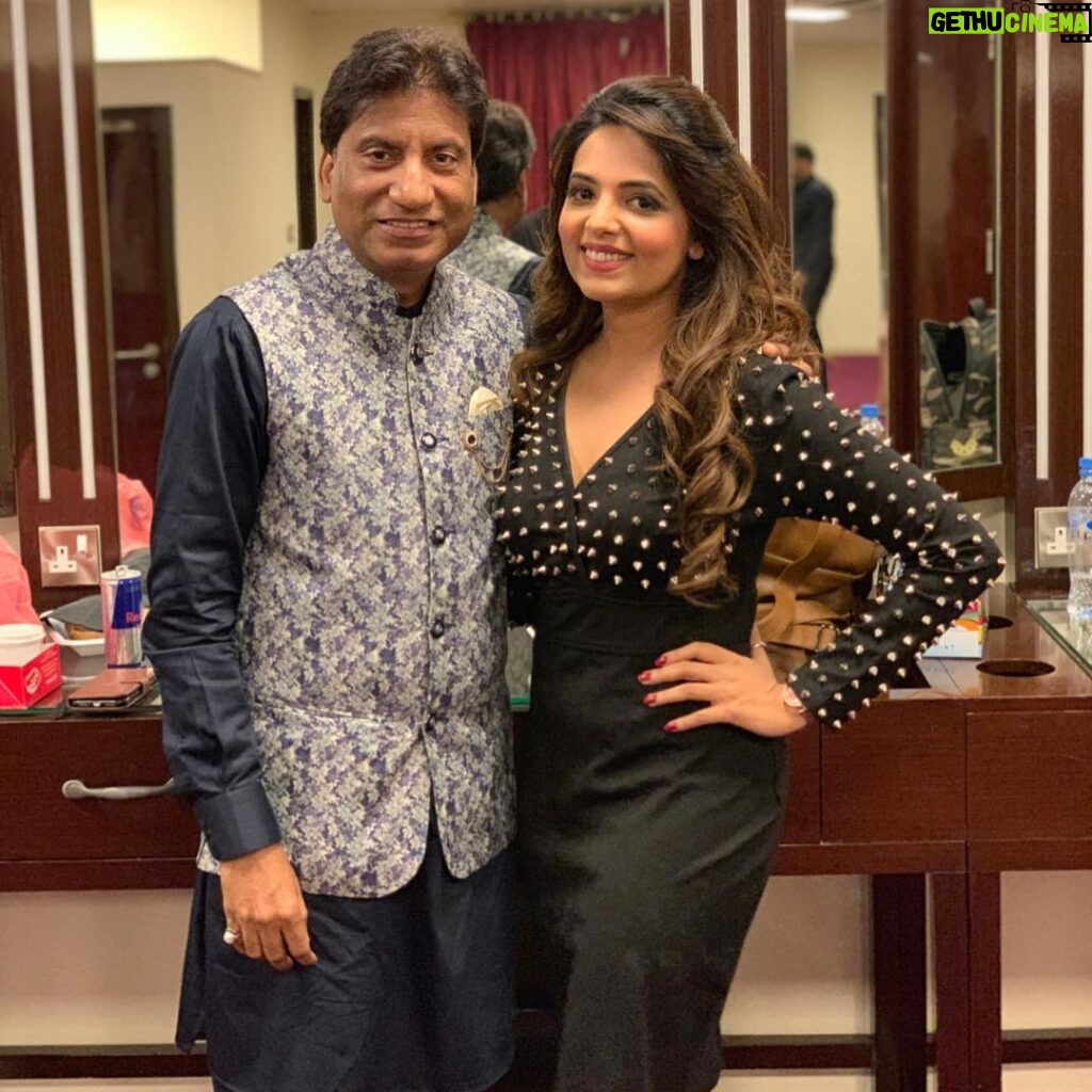 Sugandha Mishra Instagram - Heart wrenching💔💔💔💔 A good heart has stopped beating, but a heart that has touched so many lives will live in our hearts forever.... @rajusrivastavaofficial u were an inspiration, full of life.. . Have learned so much from the legend , got an opportunity to know him as a person also when we were on a world tour for 2 months , memories full of laughter, smiles & motivation.. . Our collective hearts are heavy with sympathy. No words can describe how sorry I am for the loss. . . #rajushrivastav #rip #prayers