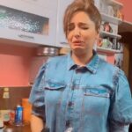 Sugandha Mishra Instagram - #aaotumbhilelomaza #marriage #lol #sugandhamishra #reels #reelitfeelit #enjoy #cooking