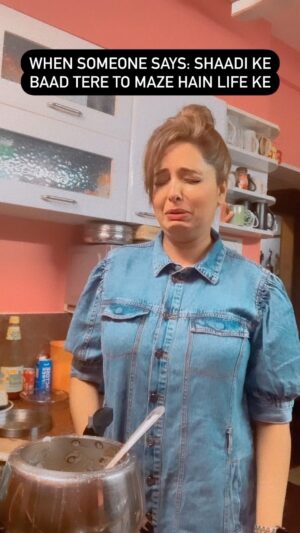 Sugandha Mishra Instagram - #aaotumbhilelomaza #marriage #lol #sugandhamishra #reels #reelitfeelit #enjoy #cooking