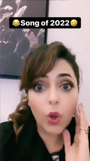 Sugandha Mishra Instagram - Babu Dar Jayega ..🥴😂#watchtillend😂 
#song #newsong #viral #trending #comedy #filter #omg 
#funny #funnyreels #lol