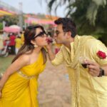 Sugandha Mishra Instagram - Gola Baari 🥶🍦 . . #hayegarmi #hot #icecream #love #powercouple #summer #vibes Mumbai, Maharashtra