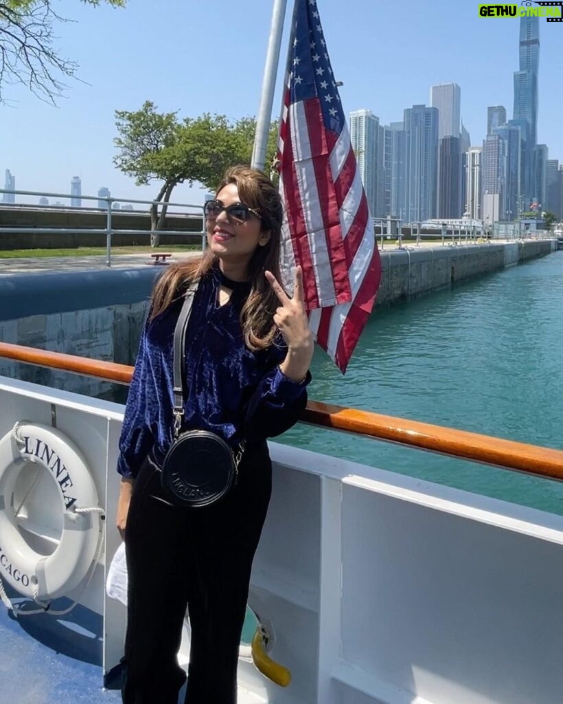 Sugandha Mishra Instagram - Chicago 🛳 #swipeleft . . #beautiful #weather #chilled #cruise #chicago #chicagocruise #vibes Chicago River Cruise