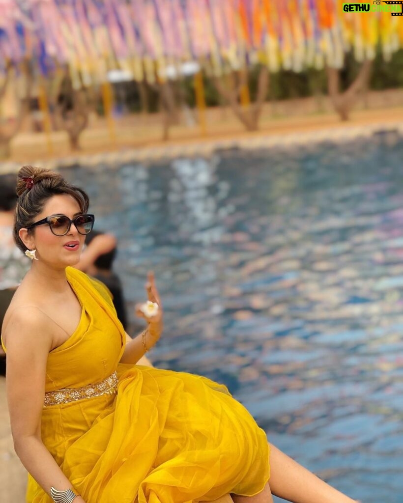 Sugandha Mishra Instagram - Summer Vibes 🏊‍♀🌊☀ . . #hayegarmi #poolday #summervibes #sugandhamishra #poolparty #summeroutfit #yellowlab #hot