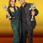 Sugandha Mishra Instagram - Thank you #ibfaawards for the honour 🏆 #entertaineroftheyearaward . . #awards #ibfa #entertainment #host #powercouple #couplegoals #dxb #dubai #cocacolaerena #sugandhamishra #drsanketbhosale Coca-Cola Arena Dubai, United Arab Emirates