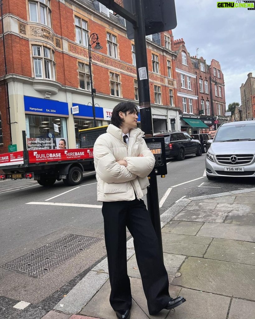 Suho Instagram - 날이 춥네. 눈치 보지말고 패딩입어요🤧 Coming soon @VogueKorea Abbey Road Studios