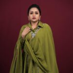 Suma Kanakala Instagram - I don’t believe in a happy ending. I believe in happy now🤩💙💗 . styled by @stylebyannapurna Wearing @chandamama_designerstudio jewellery: @tantra.brassjewellery Makeup @madhu_derangula Hair @koduruamarnath Photography @valmikiramuphotography #sumakanakala #anchorsuma #anchorsumakanakala #kanakalasuma