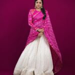 Suma Kanakala Instagram - Life is colorful, when you paint it with love💗🤍✨ . styled by @stylebyannapurna Wearing @chandamama_designerstudio Jewellery @alluringaccessories Makeup @madhu_derangula Hair @koduruamarnath Photography @valmikiramuphotography #sumakanakala #anchorsuma #anchorsumakanakala #kanakalasuma