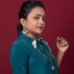 Suma Kanakala Instagram - HAPPINESS is a created Phenomenon✨😊👍🏻 . styled by @stylebyannapurna Wearing @reeda_by_ritika_jinndal Jewellery @tantra.brassjewellery Makeup @madhu_derangula Hair @koduruamarnath Photography @valmikiramuphotography #sumakanakala #anchorsuma #anchorsumakanakala #kanakalasuma