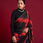 Suma Kanakala Instagram - Believe in your potential, you are capable of more than you imagine. Stay positive❤️🖤 . styled by @stylebyannapurna styling team @I.deekshasetti Wearing @vs_couture_laxmi Jewellery @tantra.brassjewellery Makeup @madhu_derangula Hair @koduruamarnath Photography @valmikiramuphotography #sumakanakala #anchorsuma #anchorsumakanakala #kanakalasuma