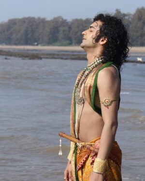 Sumedh Mudgalkar Instagram - After portraying Krishn for 4 years, i still always feel like i’m arjuna in life, being guided by him. 
And this day feels so beautiful. 
Thank you Krishn for giving me an opportunity to portray you with the best of my abilities. As with blessings this actor passes on to different characters and work, i always feel the best shot was few steps ahead of what i did, there’s much more I could’ve done for your portrayal. I guess i will feel this always, such is the beauty and divinity of your persona that portraying you is not just anyone’s cup of tea. One can just try and try with everything he has and still lack to show what you truly feel like✨
I am truly grateful for whatever you have given me in life.
Life kinda feels hard when i am not connected with you, sometimes i am distracted with negativity and all other things world inside and outside has to offer. 
And As soon as i connect back to you and the teachings you’ve given, life looks peaceful, the mist is cleared, steps i start taking, and the steps i take make sense to me. 💯
Importance of karma, importance of focussing completely on karma and not the results it might produce, whether it be fame, money, personal relationships, social media, and fighting the all important ‘expectations’. 
My baby steps to your guidance. 
Thank you my mentor, my friend. 
Mere Krishn. Muskuraate Rehna. 🙏🏻
Shubh Janmashtami! ❤️❤️❤️