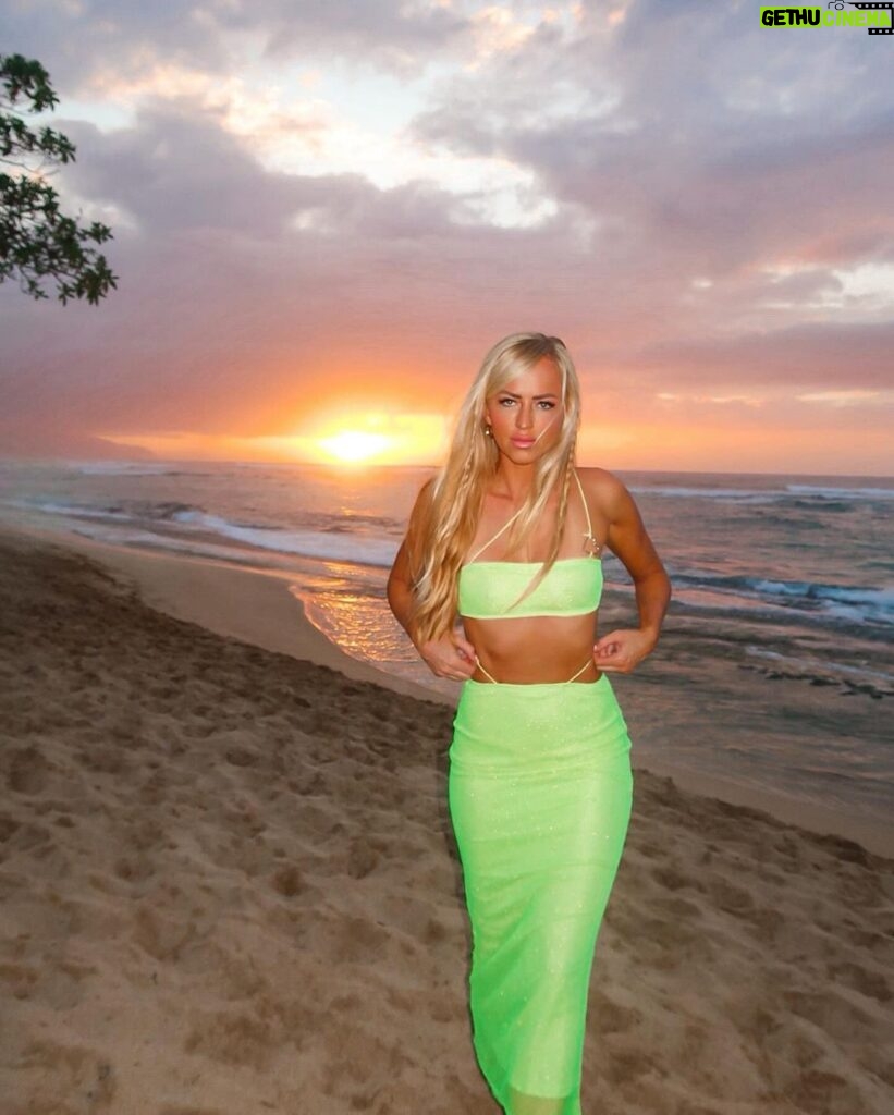 Summer Rae Instagram - If she says she doesn’t want sunset pics she can’t be trusted… Laniakea Beach