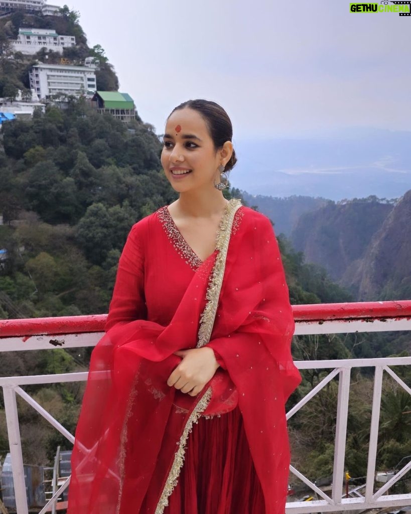 Sunanda Sharma Instagram - The only one who can satisfy the Human Heart, Is the one Who Created it.. 🕉️ #jaimatadi 🙏🌸 Vaishno Devi