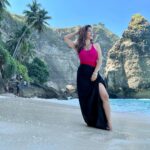Sunayana Fozdar Instagram – Salty Air ,breeze in my Hair ,tropical stare!🏝️🌊

📍 @diamondbeachnusapenida 

.
.

Pov : dreaming of a beach backyard Vacay Home🥰☀️🏝️ #beachhouse #vacaywithdrawals Diamond Beach Nusa Penida