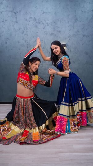 Sunayana Fozdar Instagram - May the occasion of Navratri be the beginning of new and beautiful things in your life. ❤️
Shubh Navratri..✨

Outfits - @rishh_designs 
Studio - @byou.in @tejalpimpley 
Choreography- @kanishkaaaa 
Shot by - @vikasgorule 
HMU - @nidhikrishnamuurthy 
.
.
#navratri #dancereels #trendingreels #reelitfeelit #day1 #explore #fyp #dance #garba