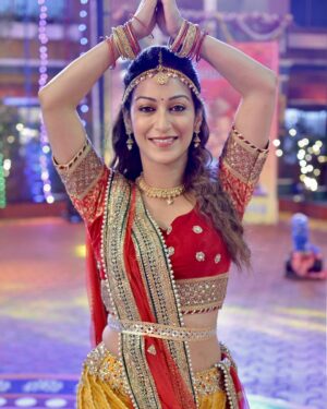 Sunayana Fozdar Instagram - The energy the vibe the strength that Ganpati Bappa gave us to be able to perform for you all 🫶

Show us Some Love 🫶Stay tuned tonight on SAB TV at 8:30pm!!!!!

#gratitudepost ❤️

So many people to thank for this 
@mmoonstar for being my partner and support in every way during the night shoot !🫶🫶
@taarakmehtakaooltahchashmahnfp for giving us the opportunity to perform for Bappa and yourl 🙏🫶
@amarsakharkar for hand holding us with his Choreography !💃🏻

P.S: the 2nd Pic says it all! The happiness when we got everything almost in 1 take☺️