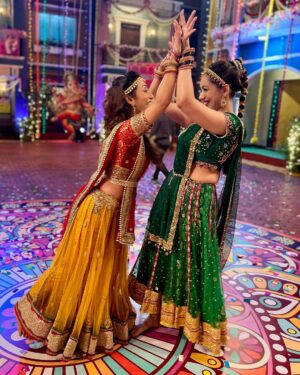 Sunayana Fozdar Instagram - The energy the vibe the strength that Ganpati Bappa gave us to be able to perform for you all 🫶

Show us Some Love 🫶Stay tuned tonight on SAB TV at 8:30pm!!!!!

#gratitudepost ❤️

So many people to thank for this 
@mmoonstar for being my partner and support in every way during the night shoot !🫶🫶
@taarakmehtakaooltahchashmahnfp for giving us the opportunity to perform for Bappa and yourl 🙏🫶
@amarsakharkar for hand holding us with his Choreography !💃🏻

P.S: the 2nd Pic says it all! The happiness when we got everything almost in 1 take☺️