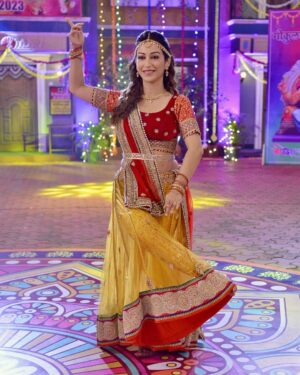Sunayana Fozdar Instagram - The energy the vibe the strength that Ganpati Bappa gave us to be able to perform for you all 🫶

Show us Some Love 🫶Stay tuned tonight on SAB TV at 8:30pm!!!!!

#gratitudepost ❤️

So many people to thank for this 
@mmoonstar for being my partner and support in every way during the night shoot !🫶🫶
@taarakmehtakaooltahchashmahnfp for giving us the opportunity to perform for Bappa and yourl 🙏🫶
@amarsakharkar for hand holding us with his Choreography !💃🏻

P.S: the 2nd Pic says it all! The happiness when we got everything almost in 1 take☺️