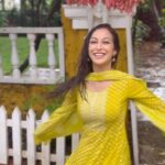 Sunayana Fozdar Instagram - Rimjhim Gire Sawaan 🌧️ बारिश मैं भीगना !!!!और ये गाना 💕 What’s your fav Monsoon Memory?☔️