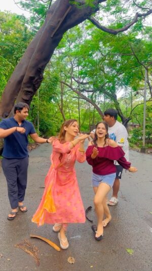 Sunayana Fozdar Instagram - Baarish made us do this! ☔️😝🕺
PS - Slippers tut gaye par dance nahi ruka boss..🙈
.
.
#reeloftheday #bts #shoot #reelitfeelit #tmkoc #trendingreels #rainyday #dancereels #fyp