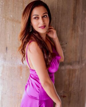 Sunayana Fozdar Instagram - O Mere Dil ke Chain ☺️💜

Wearing @urbanic_in