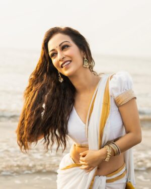 Sunayana Fozdar Instagram - Staying in touch with your roots will always be in trend!
Desi girl at heart 🤍

Stylist - @stylingcityy
Photographer - @portraitdeewana
Makeup & Hair - @makeoverbysejalthakkar
Wearing - @readiprintfashions  @indianweddingsaree
Jewelry - @sejalcreation23
Team - @greenlight__media

#entitlemagzine