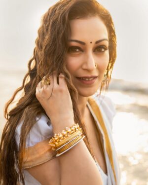 Sunayana Fozdar Instagram - Staying in touch with your roots will always be in trend!
Desi girl at heart 🤍

Stylist - @stylingcityy
Photographer - @portraitdeewana
Makeup & Hair - @makeoverbysejalthakkar
Wearing - @readiprintfashions  @indianweddingsaree
Jewelry - @sejalcreation23
Team - @greenlight__media

#entitlemagzine